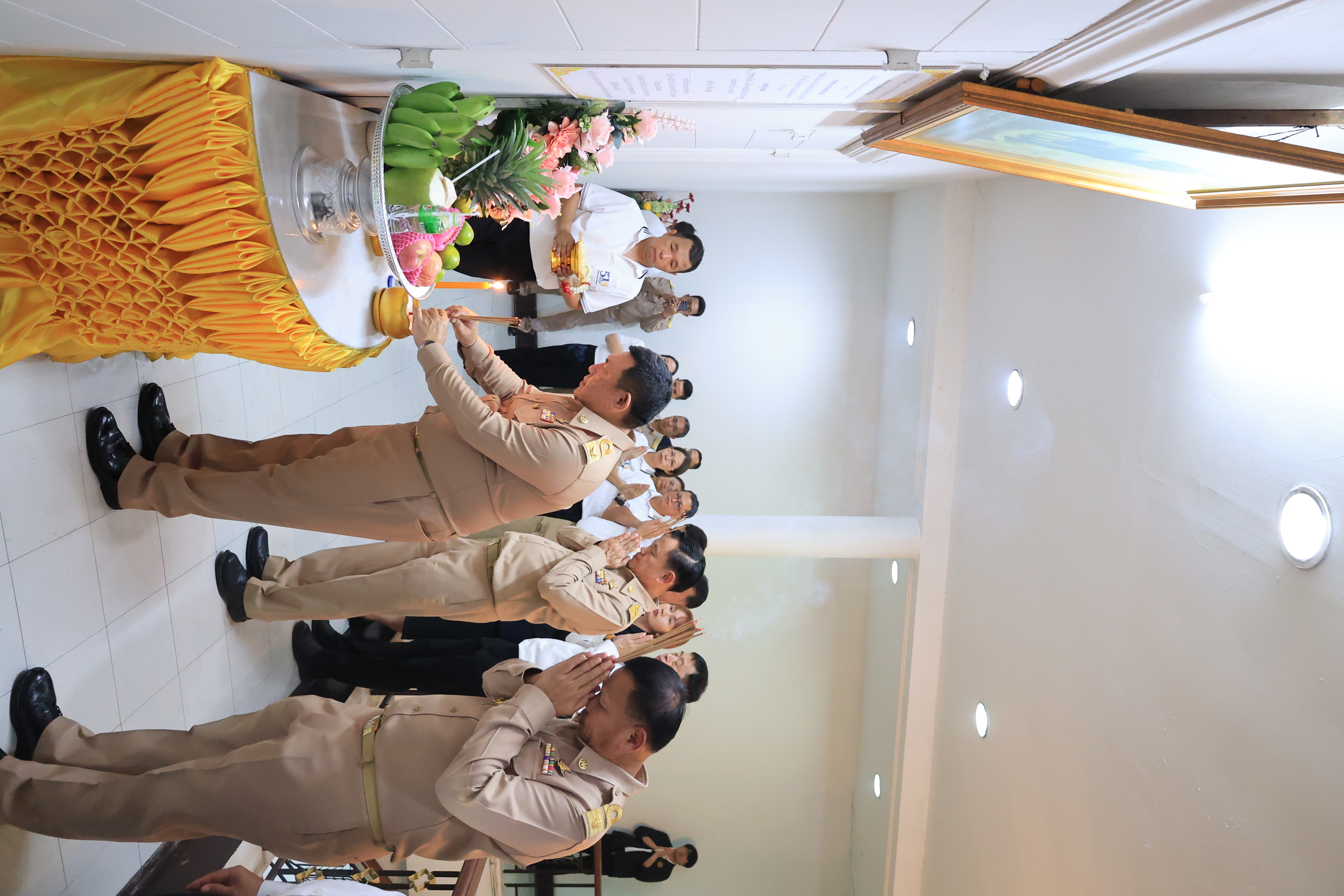 title - เลขาธิการ ส.ป.ก. และผู้เกษียณอายุราชการ สักการะสิ่งศักดิ์สิทธิ์ประจำ กระทรวงเกษตรและสหกรณ์ และ สำนักงานการปฏิรูปที่ดินเพื่อเกษตรกรรม เนื่องในโอกาสเกษียณอายุราชการ